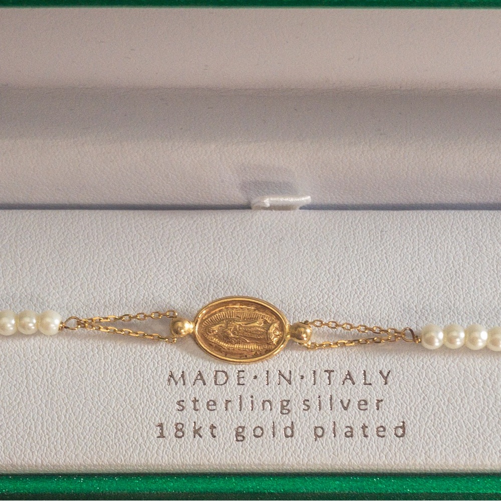 Virgin Mary bracelet with white beads in 18kt gold over sterling silver